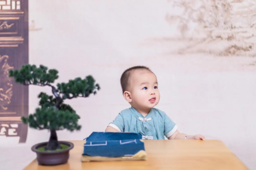 金湖怀孕肚子中间凹两边凸